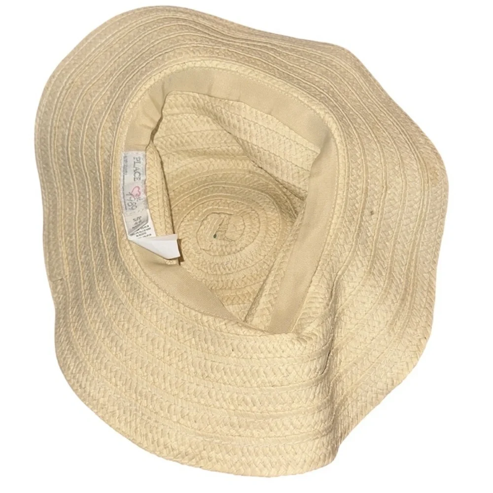 Place vibrant straw